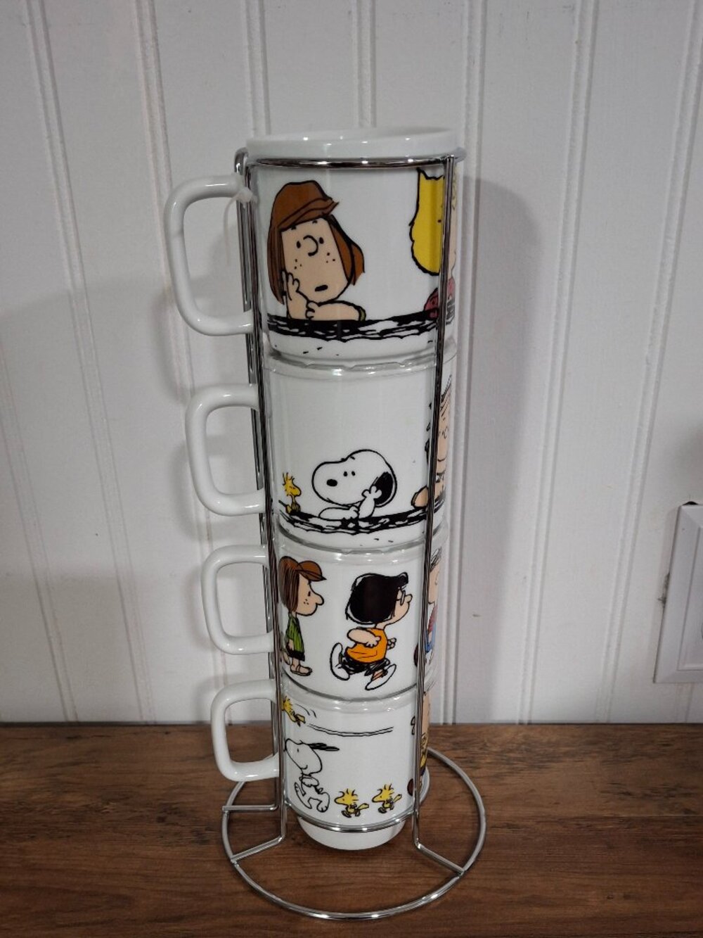 New Peanuts Set of 4 Ceramic Stacking Mugs Stand Charlie Brown Snoopy Friends